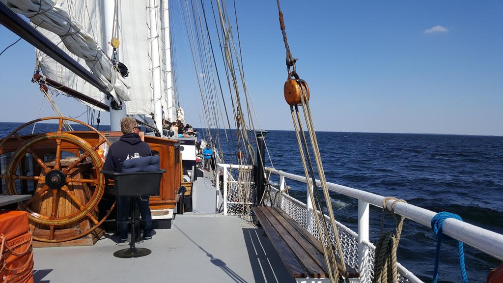 caramboolage's tweet photo. Diese Woche rein analoger Unterricht in der Schule des Lebens: Segeln auf dem Ijselmeer mit der 10 https://t.co/5NMVeZAipQ