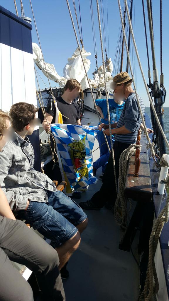 caramboolage's tweet photo. Für die Schüler sehr wichtig: Flagge zeigen. Und zwar die richtige. https://t.co/e3eY25objN