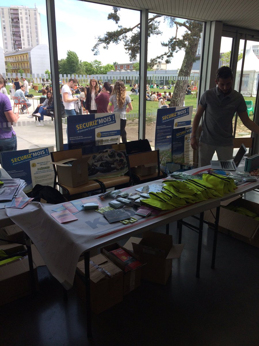 Journée #securiteRoutiere sur <a href="/KMC_Bordeaux/">KEDGE Motors Club</a> ! #securizmois  goodies <a href="/Michelin/">Michelin</a> <a href="/La_LMDE/">LMDE</a> et @DEKRA_Automobil !!!