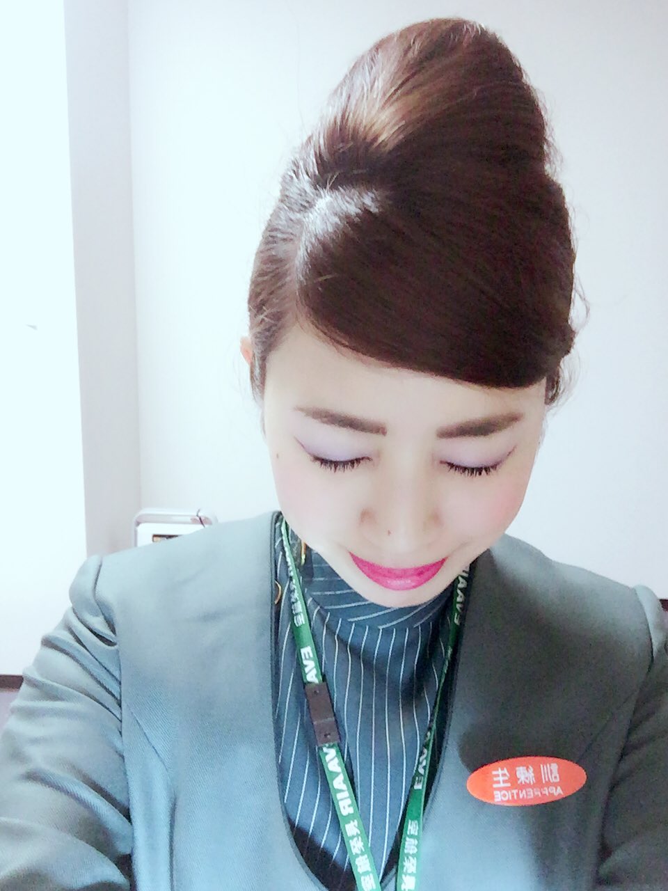 Nitori 昨日のレッスンのおかげで今日めちゃ髪の毛良い感じに盛れた ずっとオールバックしてたけどみんなに前髪あったほうがいいって言われたので流すことに 中身は伴わないけどまずは見た目から 笑 夜会巻き Ca Taiwan T Co Gjq6djhbo1