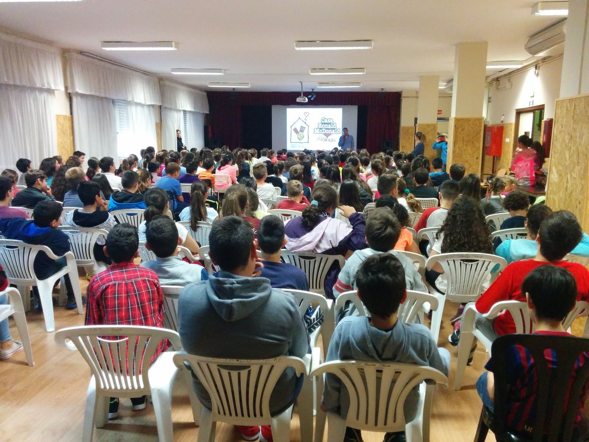 CasaRonaldMLG's tweet photo. Estamos en #ColegioPauloFreire explicando al alumnado qué es una Casa Ronald McDonald #sensibilización #infancia https://t.co/Oo1DGReyIC