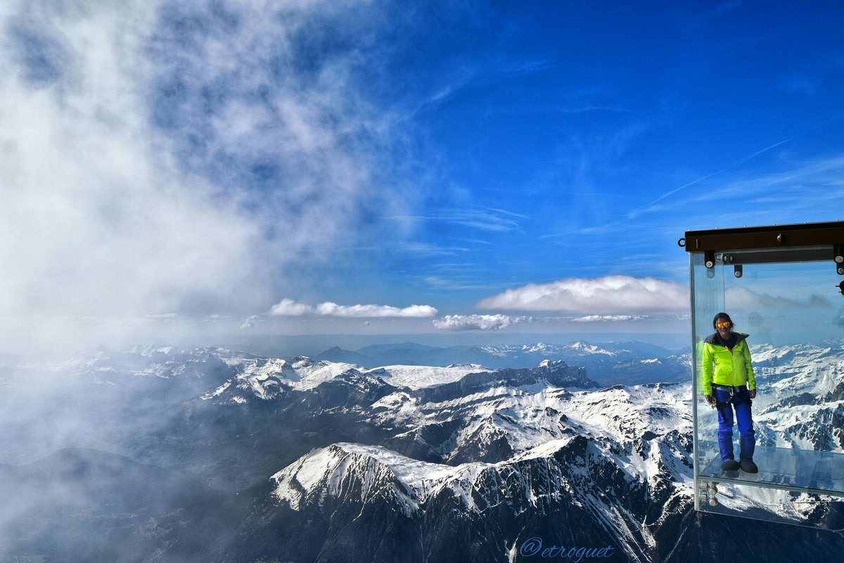 ETroguet's tweet photo. Step into the void... 3.842m 🗻☁ #Chamonix 🇫🇷 #France #PasDansLeVide #AiguilleDuMidi #MontBlanc https://t.co/nwx5nCLmLT