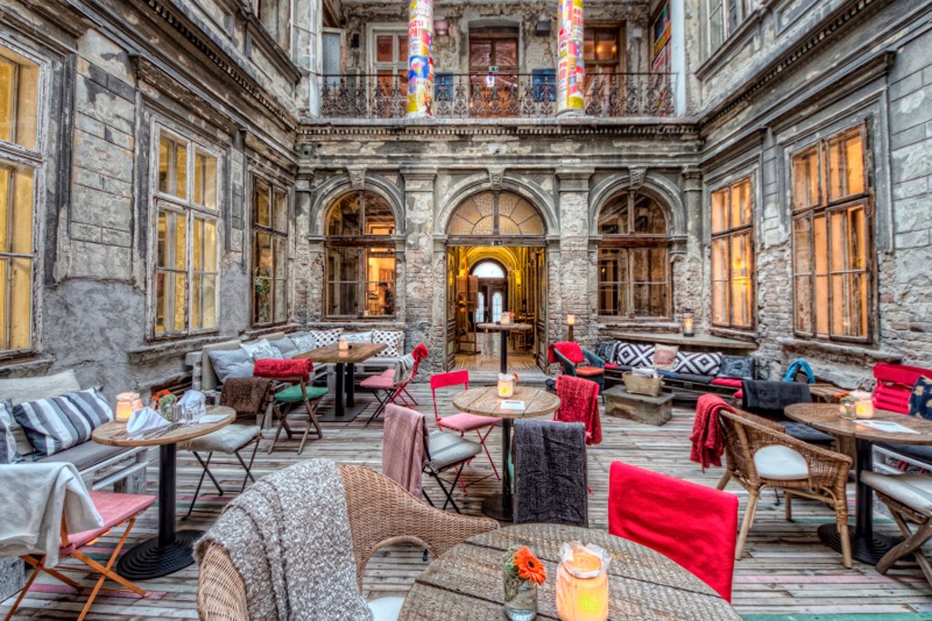 GlamourSpain's tweet photo. Destino #Budapest: las direcciones imprescindibles de la ciudad de los contrastes https://t.co/Q68Cuc4JDo https://t.co/LixfyooQ5C