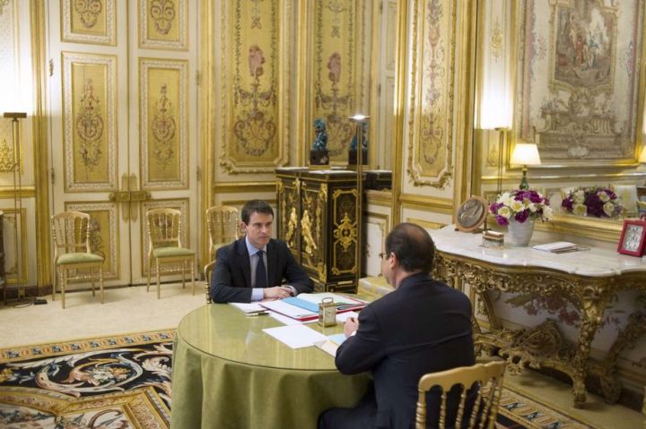 plolitique_'s tweet photo. -bon manuel les coups de matraque et le gaz ça marche pas on fait quoi?
-49.3
-j'avoue j'y avais pas pensé mdr https://t.co/Axz2FONYZG