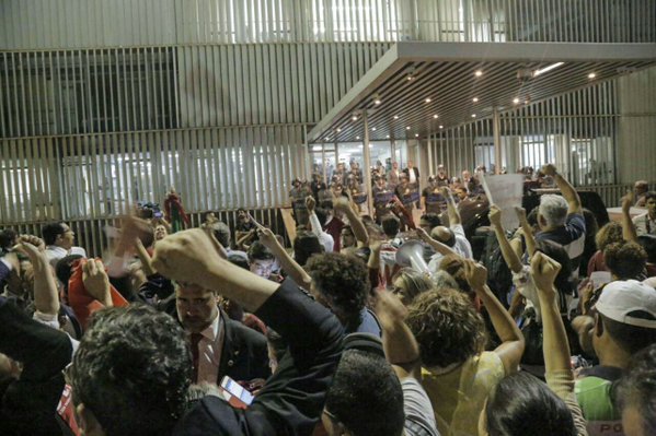 doidomgPT13's tweet photo. BSB: Centenas de pessoas ocupam agora a frente do Senado c gritos de incentivo a presidenta @dilmabr e #DevolveRenan https://t.co/QRPThdLVRP