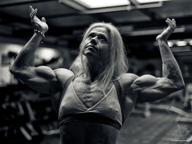 Huge Female Muscle tweet media