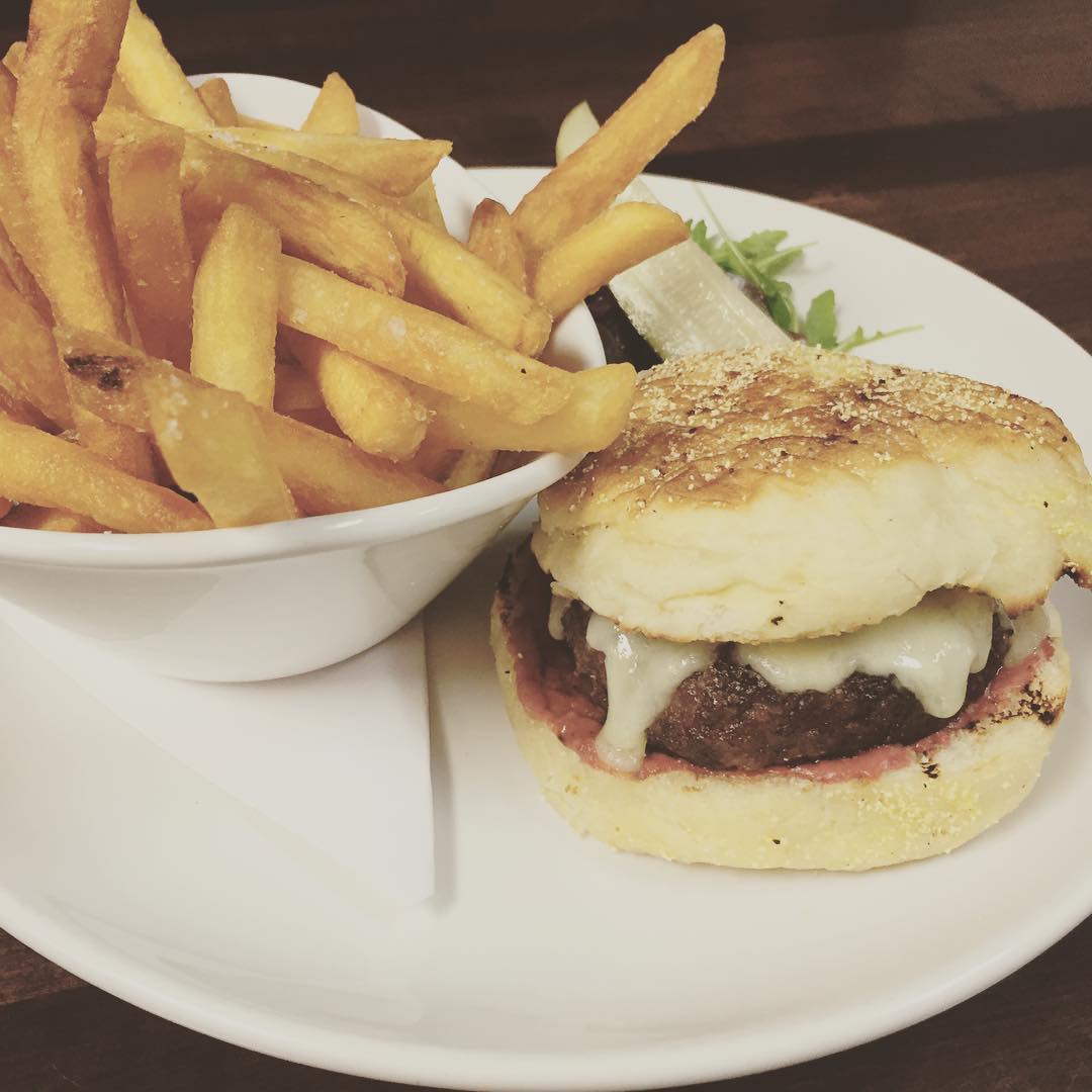 ebkwinebar's tweet photo. Traditional American #Cheeseburger and fries. So delicious and simple #burger #sonomacounty #sonomachat #santarosaca https://t.co/giFXBh8geZ