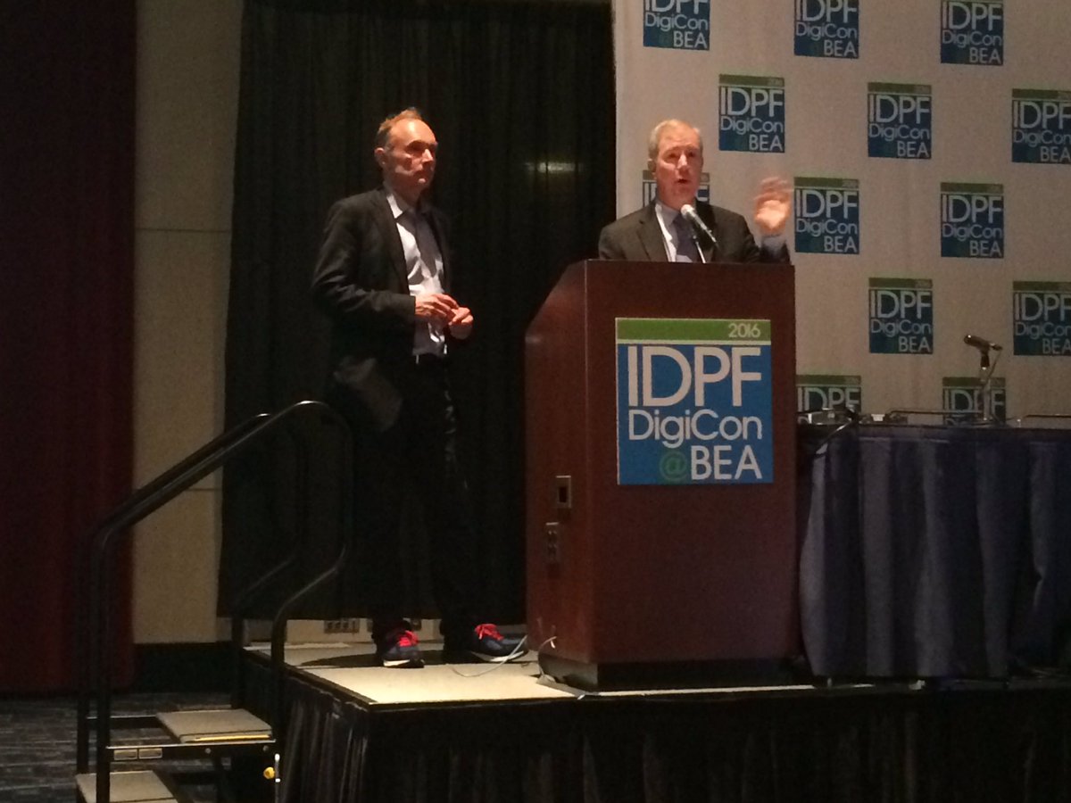 lmrlaurent's tweet image. Bill and Tim announcing a possible merge of IDPF and W3C at #IDPFDigiCon