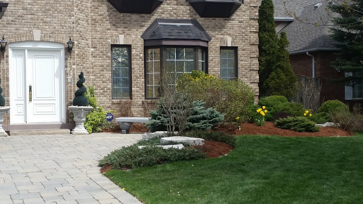 forsythLDM's tweet image. Front flower bed clean up and mulch. Great work G and Justin!