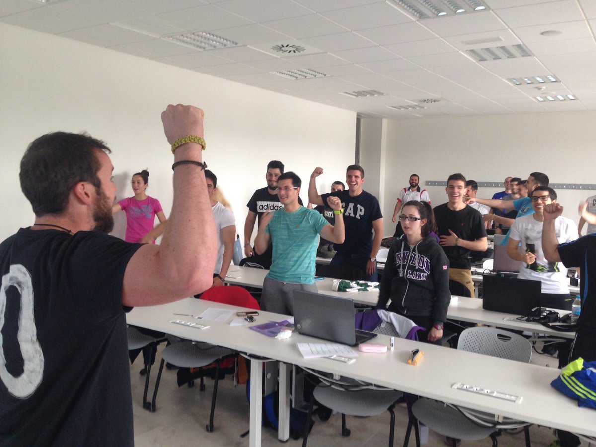 PabloSotoca's tweet photo. Hubo rap y música en directo, vídeos, haka,reflexiones, juegos de palabras...hasta un paté de aceitunas! #Master_EF https://t.co/f7vP0dU1wm