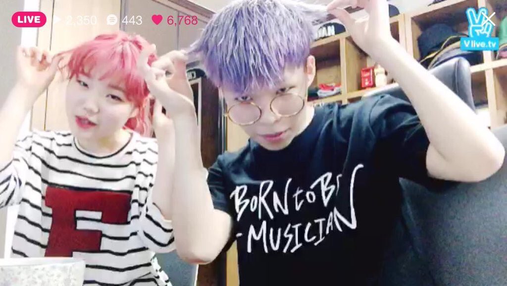 AKMUgallery's tweet photo. "Born to be a musician" his shirts is a gift from fans 😘💕 cr:akmu gallery #AKMU #chanhyuk #vlive https://t.co/uqqIqDxC2D