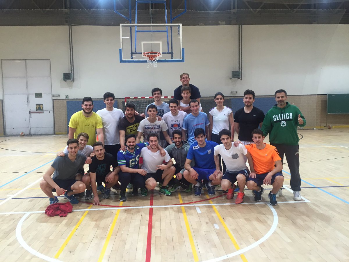 baloncestoinef's tweet photo. Foto fín de curso de BALONCESTO con 2 C. Buen trabajo Equipo! https://t.co/y1LyTTdAeX