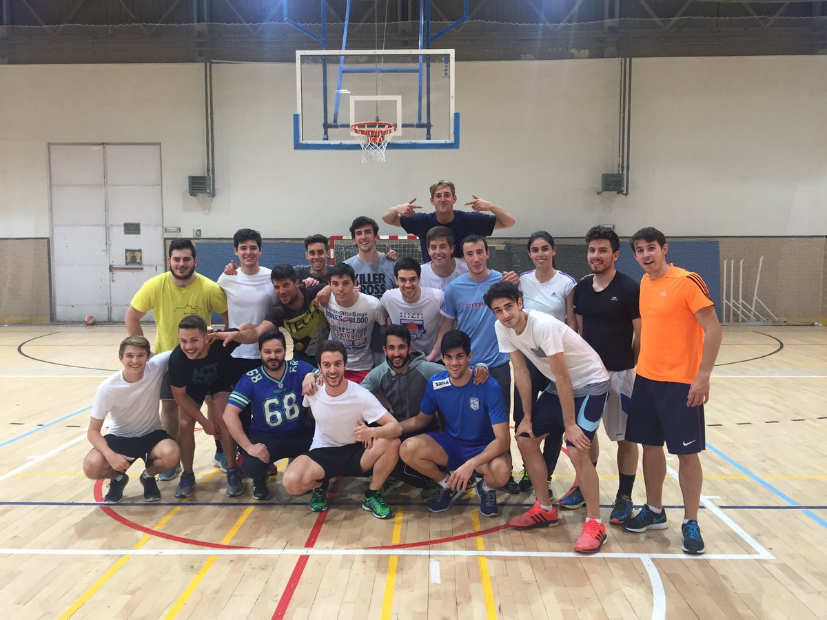 baloncestoinef's tweet photo. Foto fín de curso de BALONCESTO con 2 C. Buen trabajo Equipo! https://t.co/y1LyTTdAeX