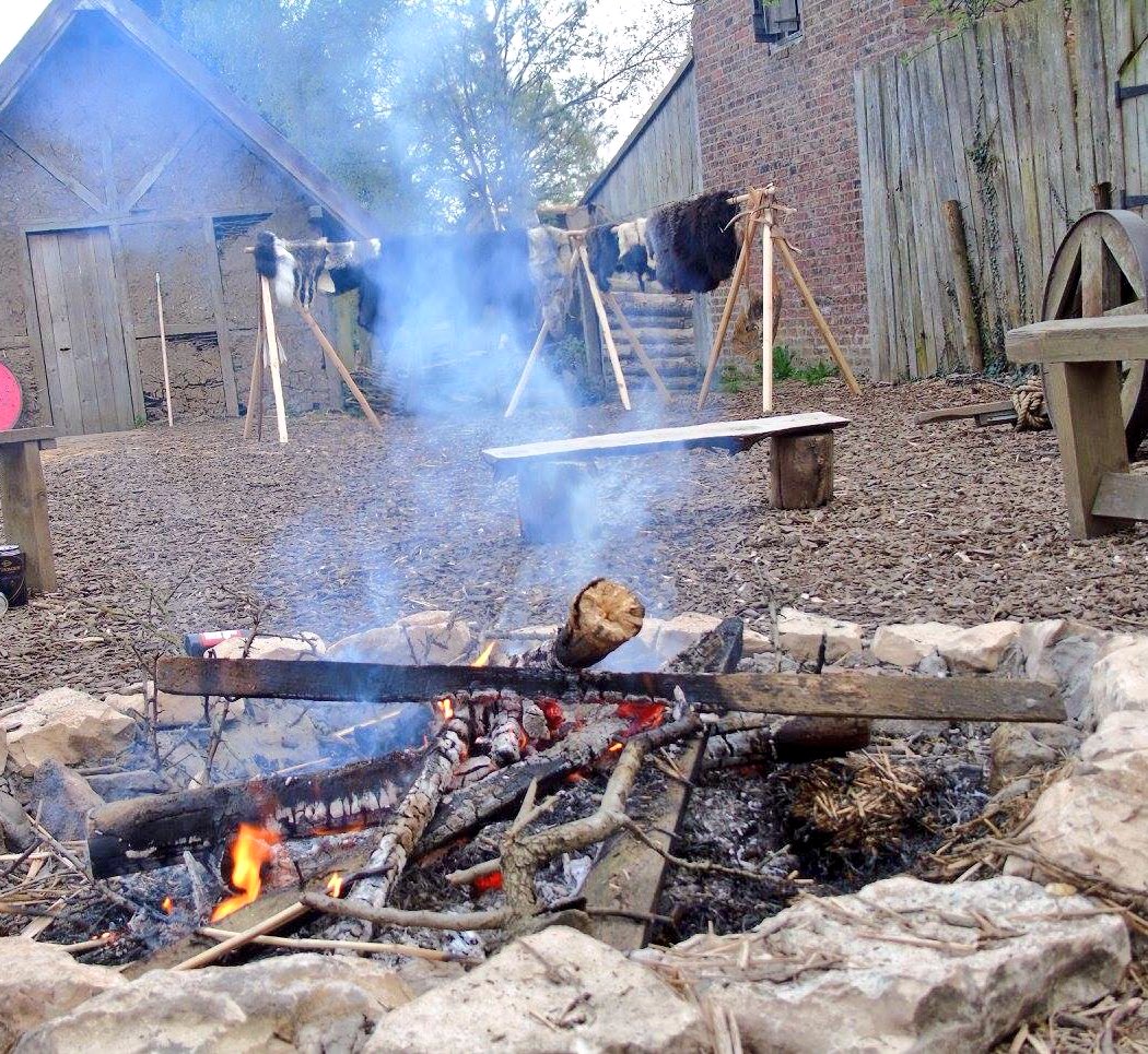 jorforshall's tweet photo. #JorforsHall reenacting #Viking life at #MurtonPark: #woodworking #blacksmithing #thatching #hunting #trapping #furs https://t.co/pzYHjZiEoA