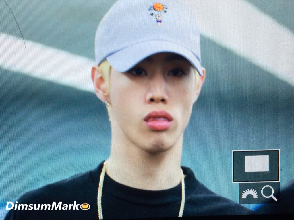 dimsum_mark's tweet photo. 160510 베이징 출발 #갓세븐 #Mark #마크 #GOT7 #HOMERUN @mtuan93 https://t.co/fyFf1RmB3q