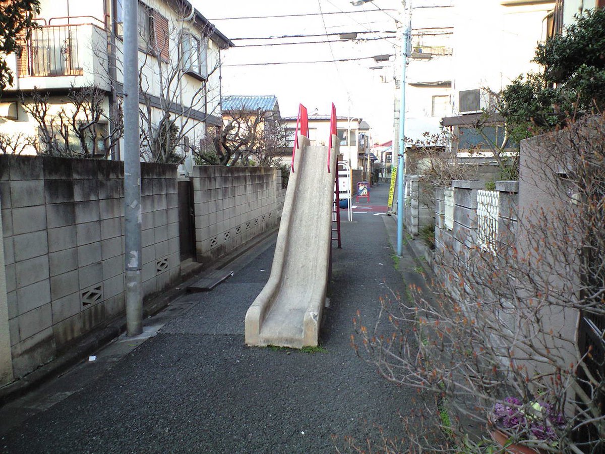 takenoko74_58's tweet photo. 高円寺南の遊歩道沿いにポツンと遺されたブランコ。全長500m程の遊歩道には、なぜか道のど真ん中に滑り台が設置されていたが、老朽化＆通行の妨げになるので撤去され、今はブランコだけがひっそりと残っています。
#珍スポット #東京 https://t.co/1m9bPhH9NA