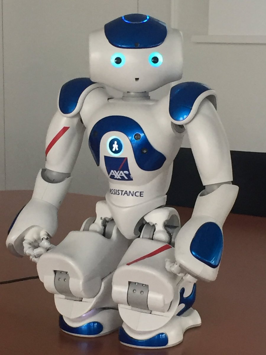 My first meeting with a 'human robot'.  Smart and attentfull lady. Isnt she cute? #axabelgium #axaassistance