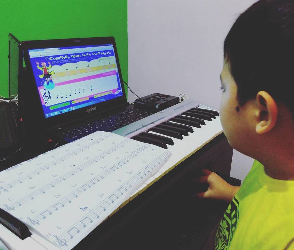 VictorPerezLeon's tweet photo. Great job Winston #junior #compusician #menujupuncak #smipuncakpermai #smi9to5 #teaching #musician #musiclife https://t.co/EFrQZIM4c6