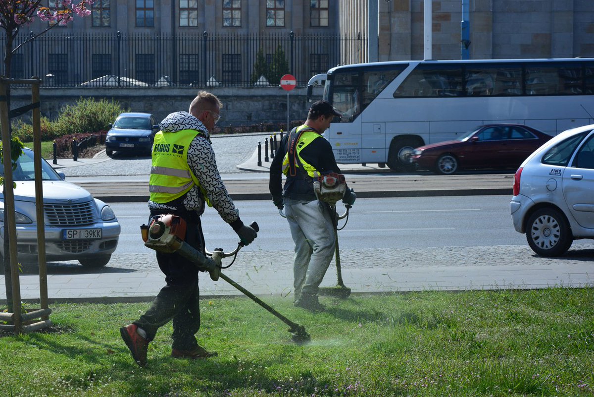 warszawa's tweet photo. Trwa pierwsze w tym roku koszenie trawników przy ulicach. Wywiezionych zostanie ponad 700 ciężarówek trawy. #kosimy https://t.co/RVRwEWEkqC