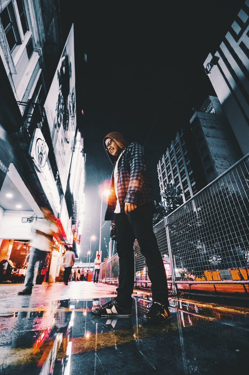 twt_fotografi's tweet image. yg ni sy shoot street urban , low iso.
iso 200, shutter = 1/6. create movement by guna low shutter speed.