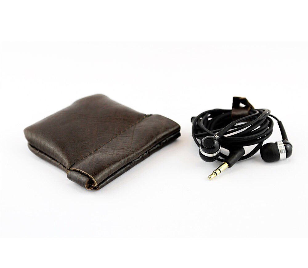 deborahbdesign's tweet photo. #leathercraft #leather #pouches #headphonepouch #headphones #popopen #handmade #handmadepouch https://t.co/b2YhsXQu2v