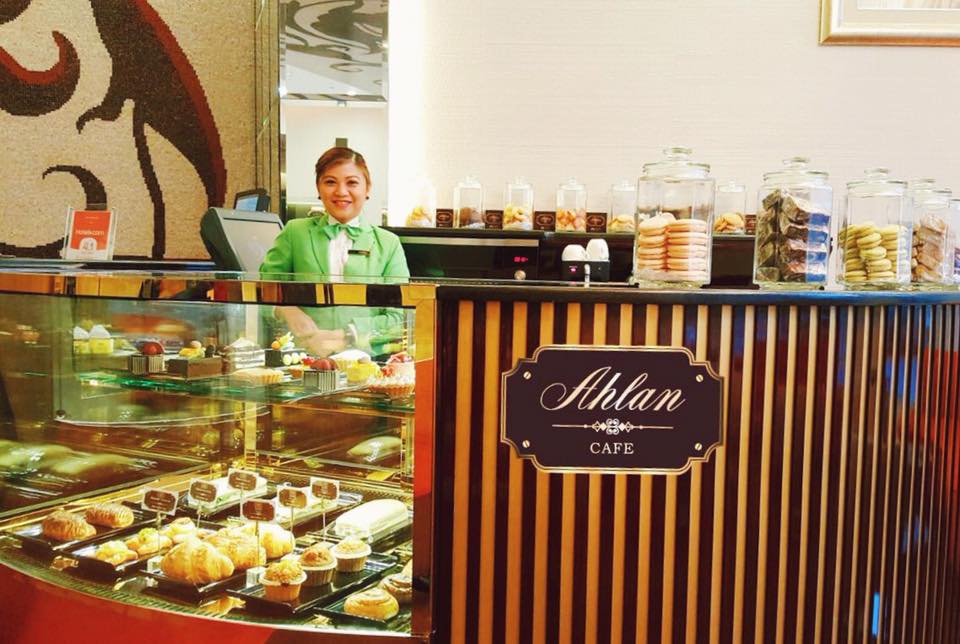 ECrystalHotel's tweet photo. Guilty for loving coffee and sweets? ๐ปโ๏ธ
#TuesdayTreat #WithYouInMind #OfficiallyOpen #AhlanCafe https://t.co/xWiNJ7LTYB