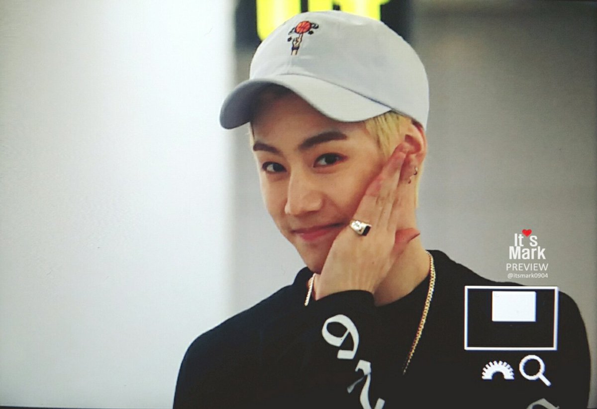 itsmark0904's tweet photo. [PRE] 160510 베이징출국 #Mark #마크 #GOT7 :: 태국 출발!💛 https://t.co/lgvxx7OQDK