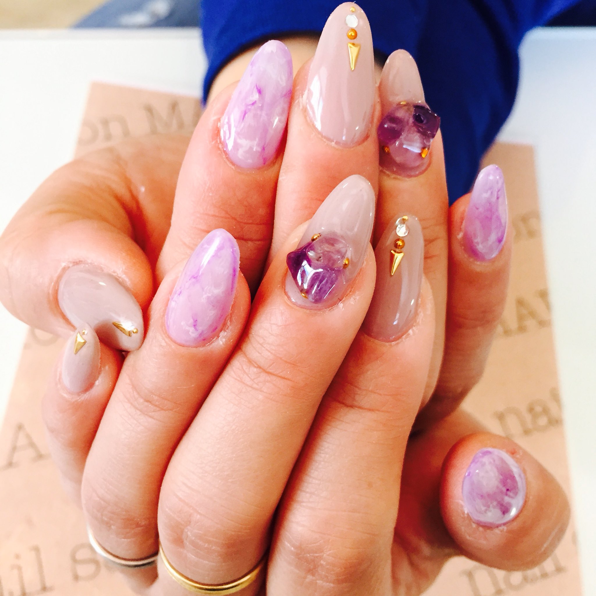 ネイルサロンmarch 山岸ゆうやです 今日から久しぶり静岡出勤です 予約待ってますね 今回は天然石パーツを使った ネイルを紹介します W 上品です 天然石ネイル T Co Akog0zyb7q Twitter