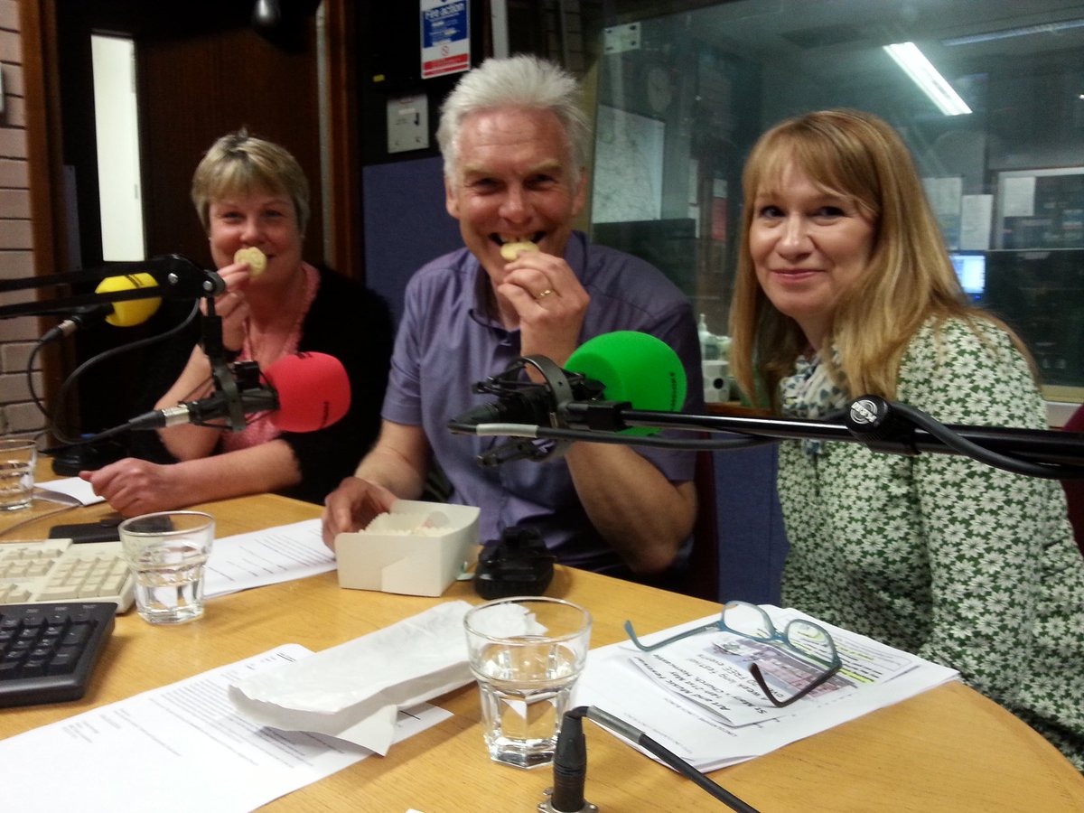 itsrobunderwood's tweet photo. Delicious #lincolnshire #lunchbunch with me @BBCRadioLincs @FoxyCakes_Bakes (ty) Tony @LinkageCT &amp; Karen #soapsrule https://t.co/bivQGtODyj