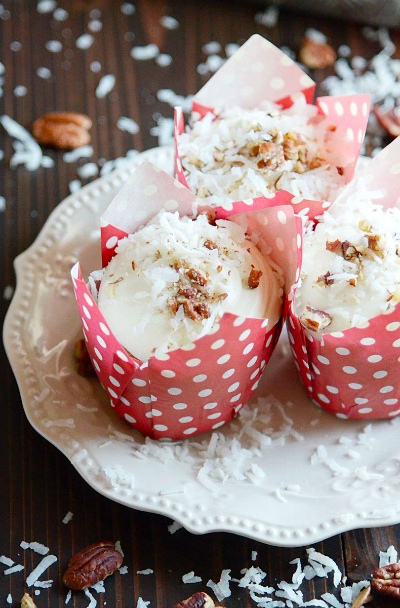 cupcake_daily's tweet photo. Hummingbird Cupcakes – this Southern classic is banana bread &amp; cupcake all rolled into one! https://t.co/7SG0mdj5xC https://t.co/C0vL3Zv769