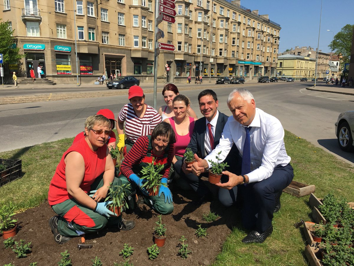 Kas rotā pilsētu? Cilvēku smaidi! Kas liek pasmaidīt? Protams, ziedi! 
Paldies dārzniecēm, ka liekat mums pasmaidīt!