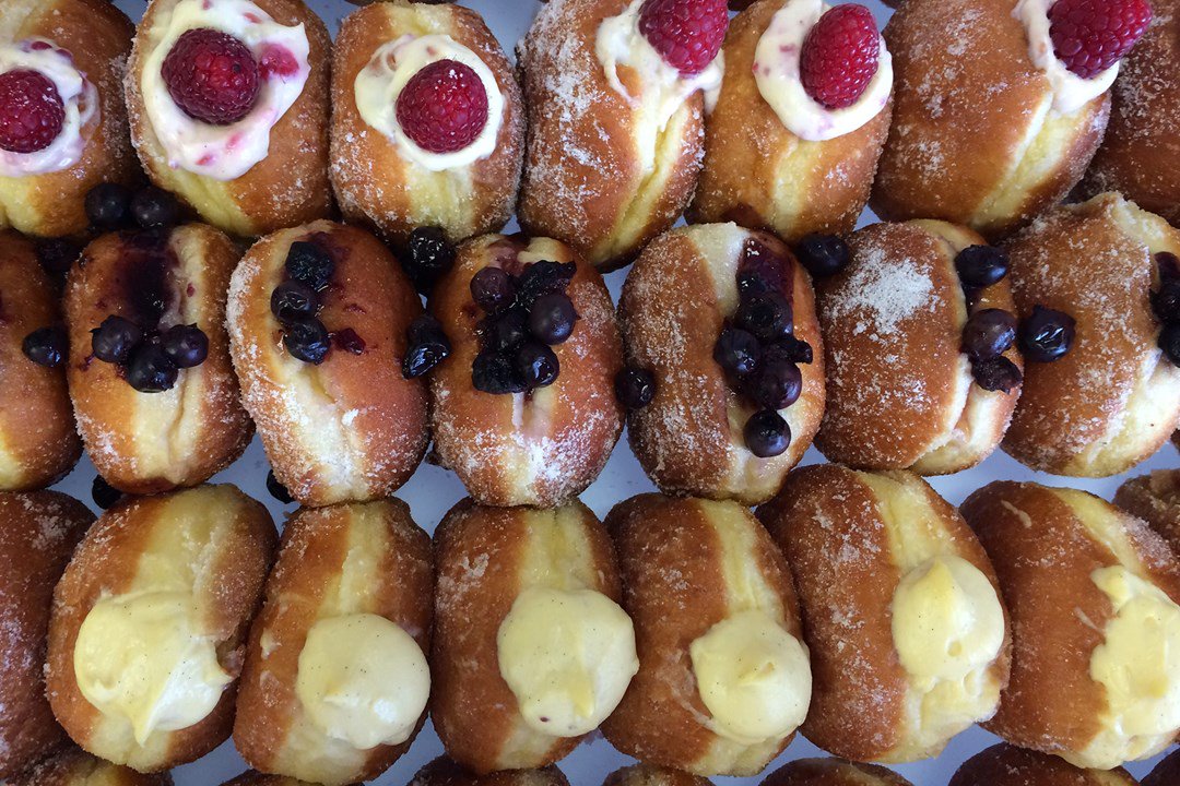 Doughnuts are the new cupcake.. @Bridesmagazine #bridestheshow ow.ly/sRpX3004Ftx