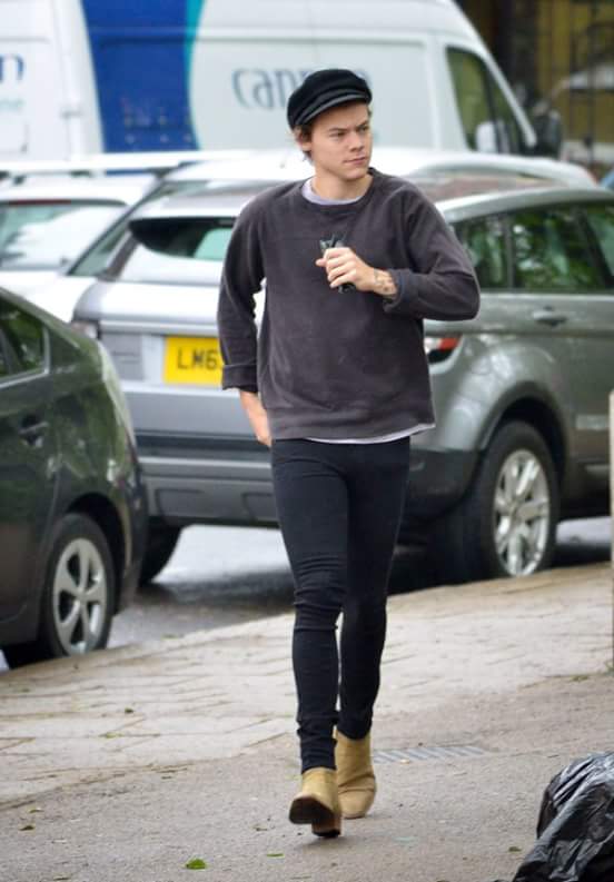 fvcklarryfeels's tweet photo. this is not a drill. these are the firsr ever pictures of harry with his short hair 🔥😍 https://t.co/JP3ncMgecS