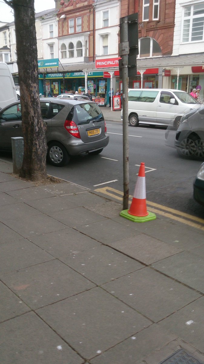 scheuy12's tweet photo. @dailypostwales @ShameADriver I wonder if #Llandudno is top of the #BadParking #MostynStreet #SillySeason https://t.co/91yWKuvkOE