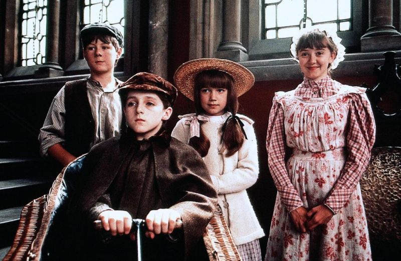 Twitter 上的 Sandra Bisenco メイドの日 秘密の花園 のマーサ 主人公メアリーの友達になるディコンのお姉さん メアリーに外に遊びにいくよう勧めたり 縄跳びをくれたり 動物好きの弟ディコンを紹介してくれたのもマーサ T Co 8cydtc1bmy Twitter