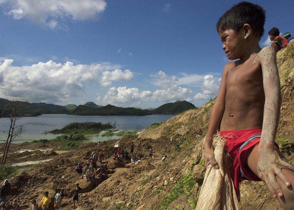 ChildLaborCLC's tweet photo. #Gold glitters  until you realize that #ChildLabor produces it in 18 countries - via @USDOL https://t.co/NgzGzTyPtU