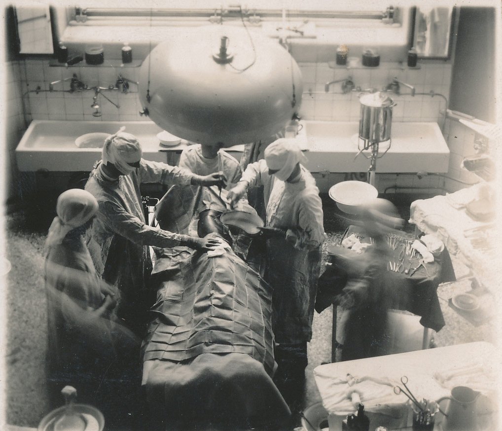 An operation in progress at the #Edinburgh Royal Infirmary, early 20th century #histmed #histsurg