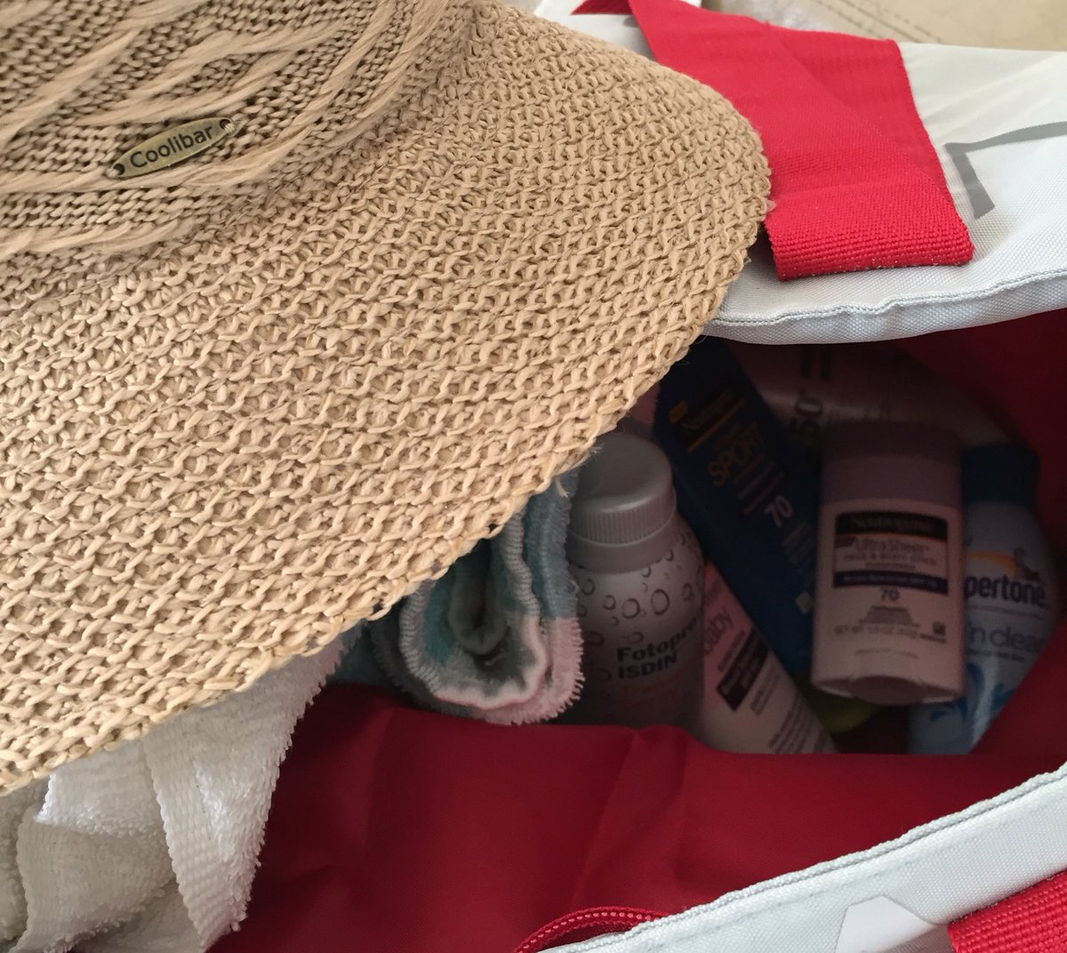 dranelly's tweet photo. Sneakpeak of my beach bag. Can you guess my profession? #healthyskin #MelanomaAwareness #subscreen #dermatology https://t.co/PPSBT9A0mx