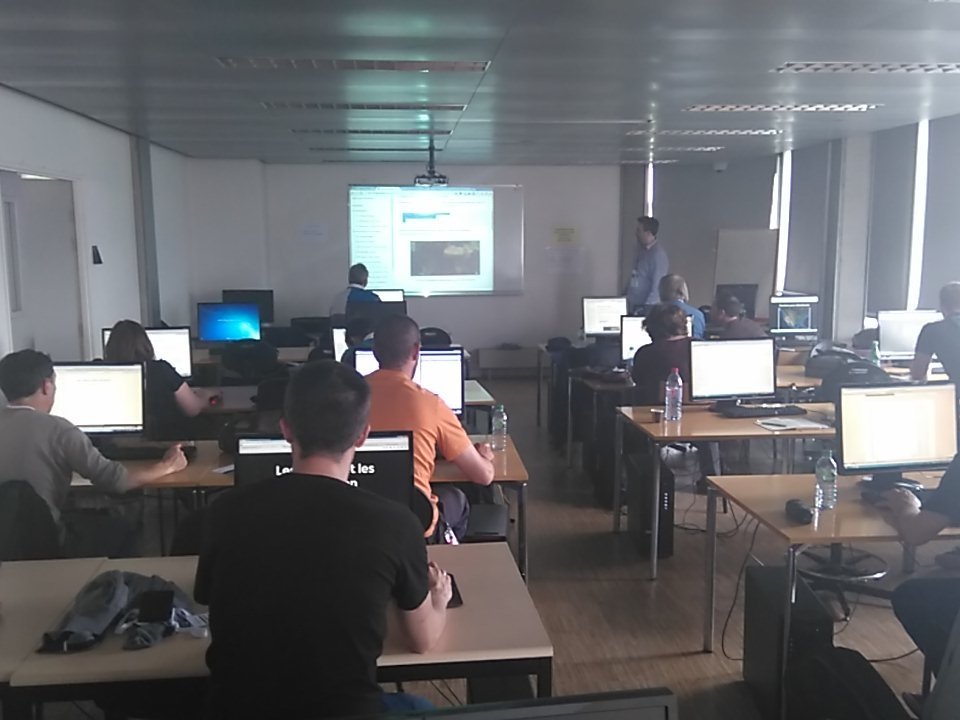 FOSS4GFR's tweet image. Et 1 et 2 et #ol3 par @ThomasG77 au #foss4gfr