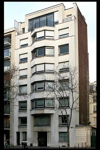 SPPEF's tweet photo. Comment dénaturer une création de Michel #RouxSpitz par des changements de #fenêtres : https://t.co/UdGns1KriY https://t.co/a1okoppRgG