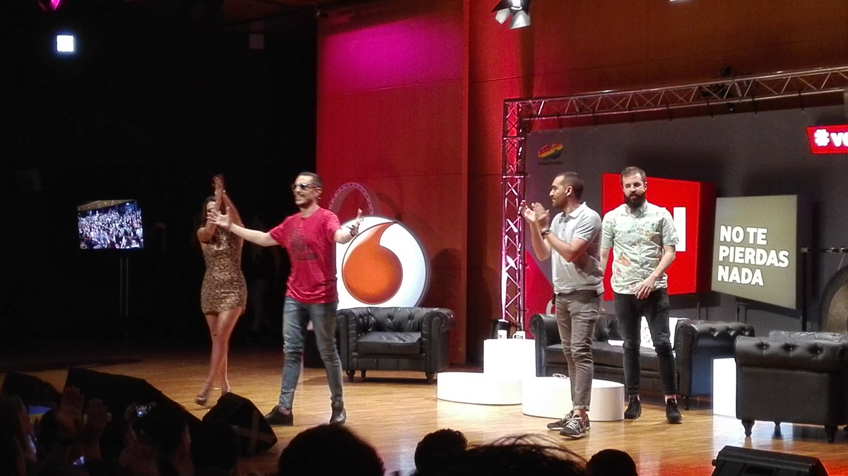 alejandroct95's tweet photo. En el programa @vodafoneyu #yuSOS (5) @DaniMateoAgain @SrCastelo @lorenacastell https://t.co/3DaQSKFTWE