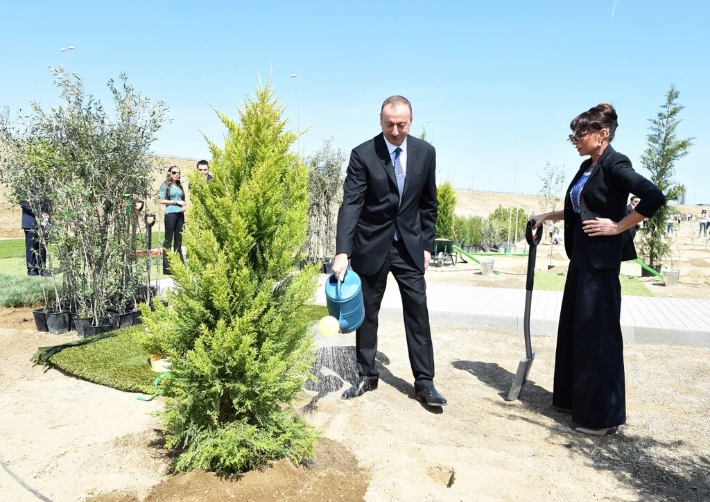 AynureEll's tweet photo. İlham Əliyev Ulu öndər Heydər Əliyevin doğum gününə həsr olunmuş ağacəkmə kampaniyasında iştirak edib https://t.co/5UBXdlxru0
