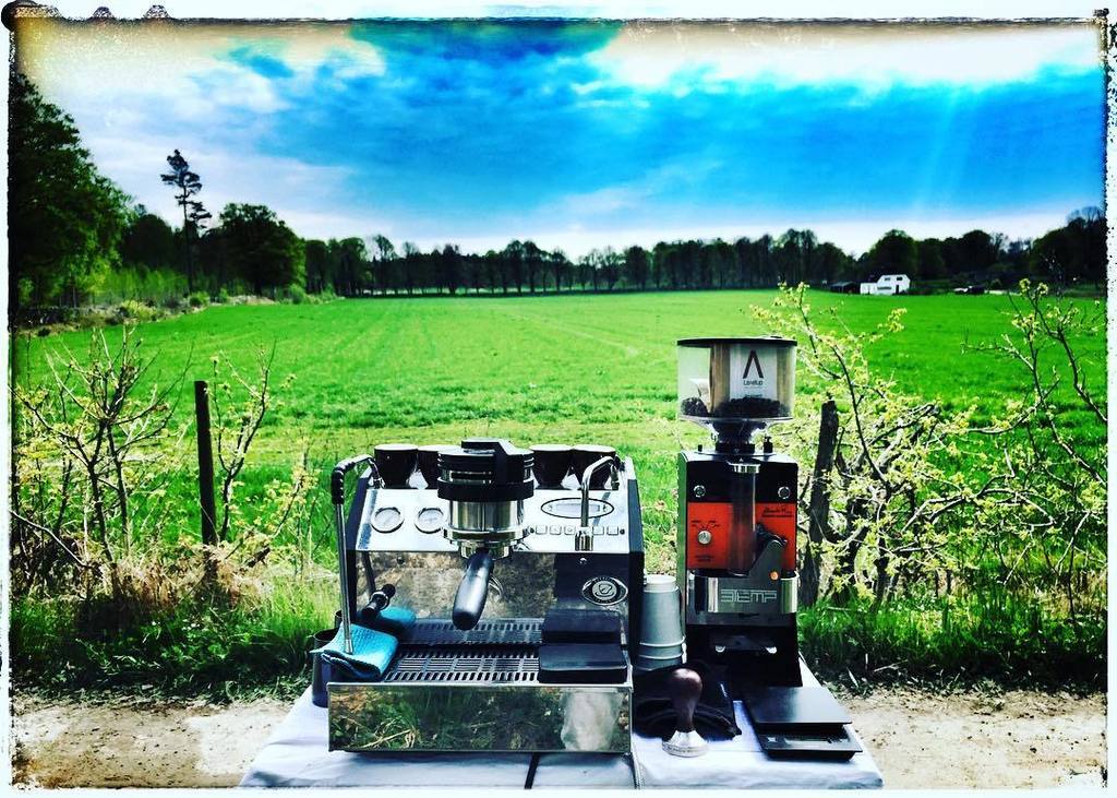 alexanderruas's tweet photo. Serving #DrimaZede @levelupcoffee in the farm fields today. 
In #Småland surrounded by ani… https://t.co/rUpNNsLG9F https://t.co/s3TniJk3zZ