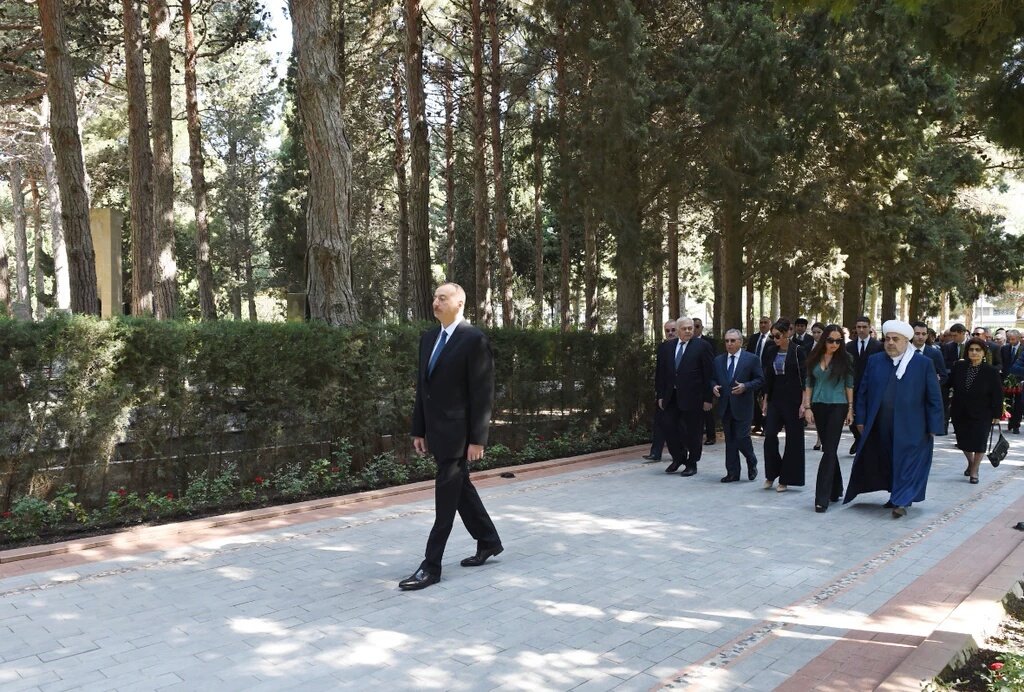 AynureEll's tweet photo. Prezident İlham Əliyev və ailə üzvləri Fəxri xiyabanda ulu öndər Heydər Əliyevin məzarını ziyarət ediblər https://t.co/Qp5KMB1lbH