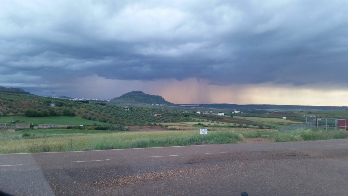 marlavado's tweet photo. Vistas esta tarde desde la Zarza. Una gran nubosidad se acercaba.@carlos_benito @AEMET_Ext https://t.co/nAhRYT7QZO
