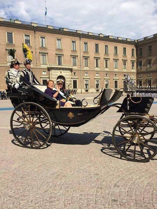 Mientras #chiloeestaprivao ella pasea felíz por Suecia. Una vergüenza. #ChiloeResiste