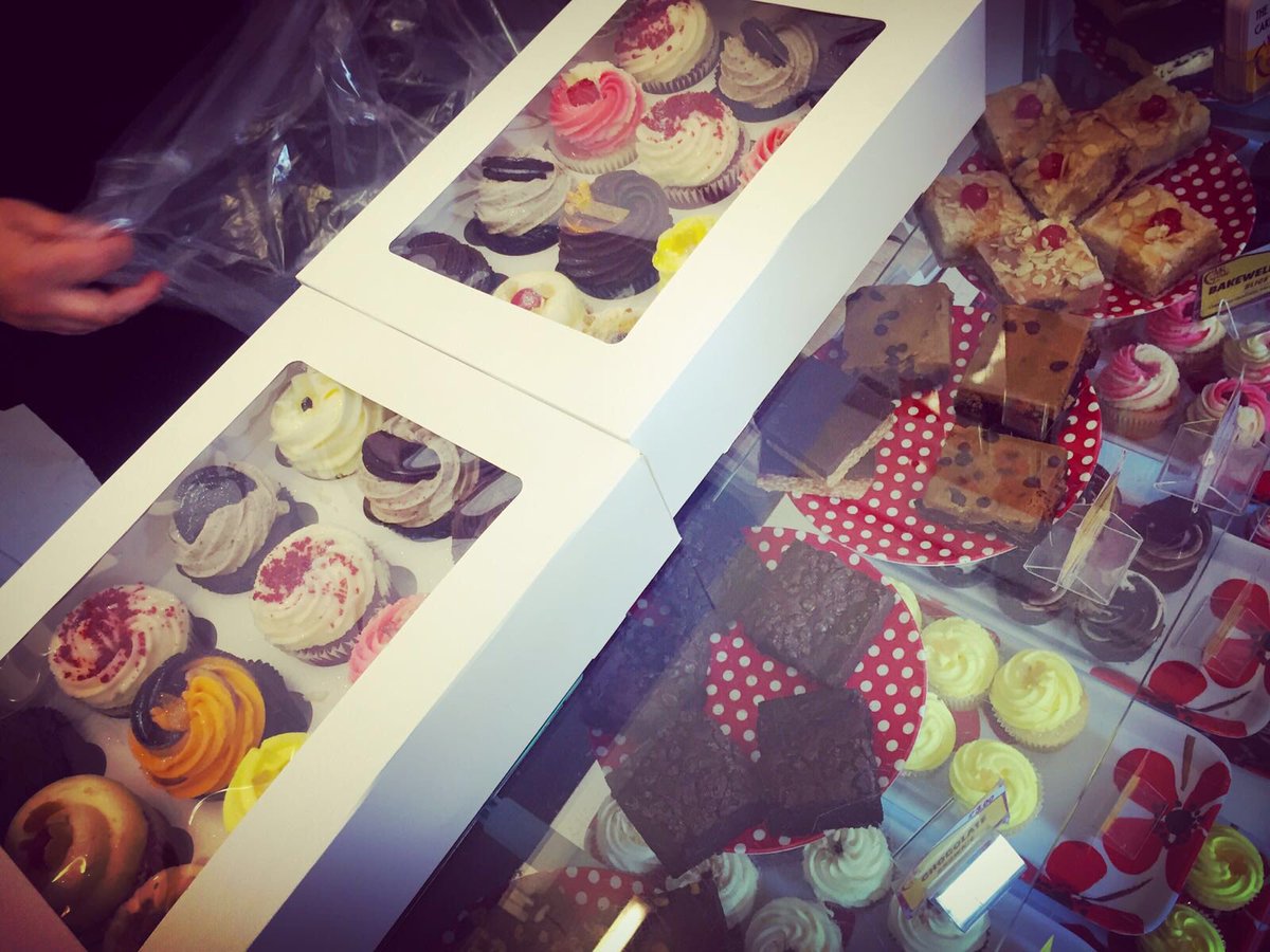 Just a lil somethin I baked 4 <a href="/CWTME_UKI/">CWT Meetings & Events UK&I</a> I definitely didn't cheat &amp; buy them from <a href="/MsCupcakeUK/">Ms. Cupcake</a> #CupcakeHour #yummy