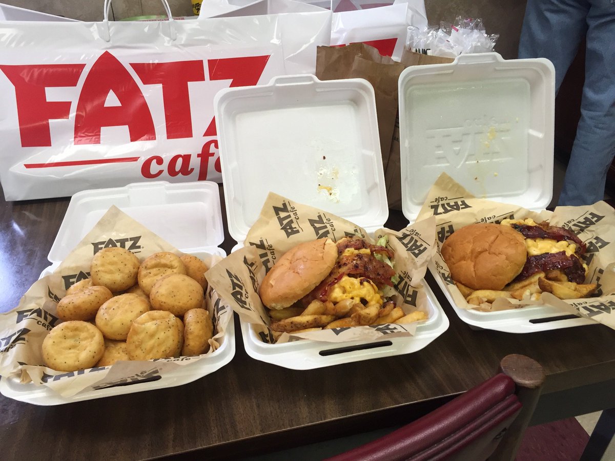 Thanks to <a href="/my_FATZ/">anton</a>  for the sandwiches....the Hot-Bacon-Cala-Mac-And-Cheese