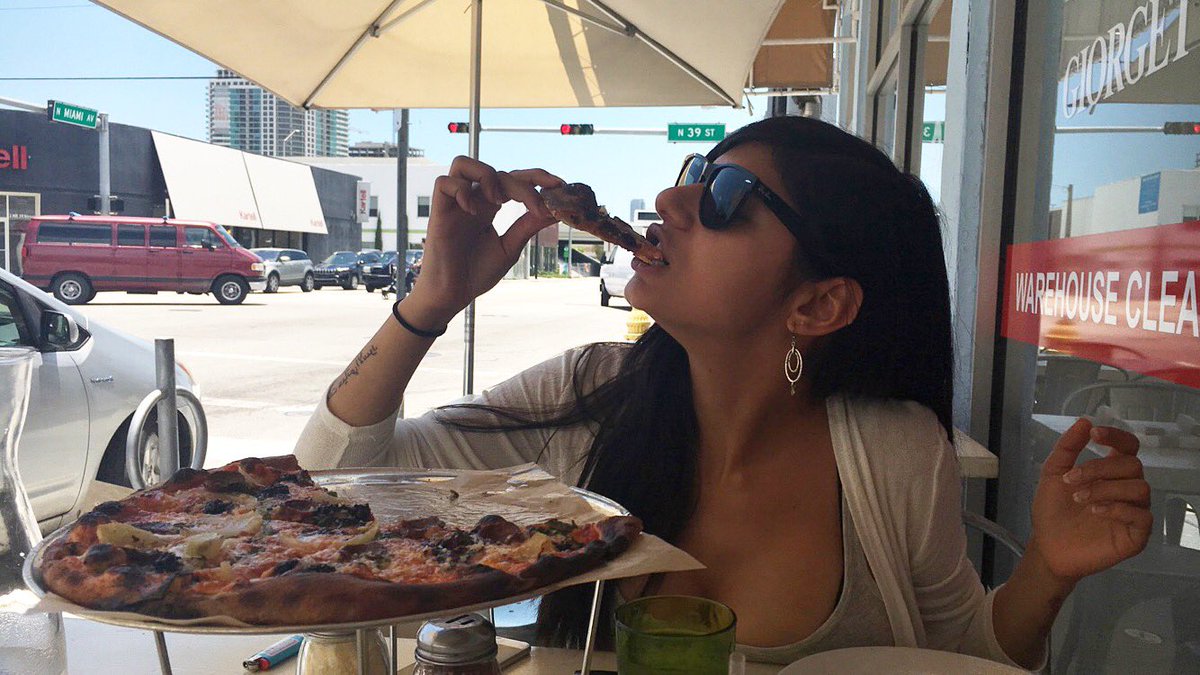 miakhalifa's tweet image. 'Za. A love story. 🍕