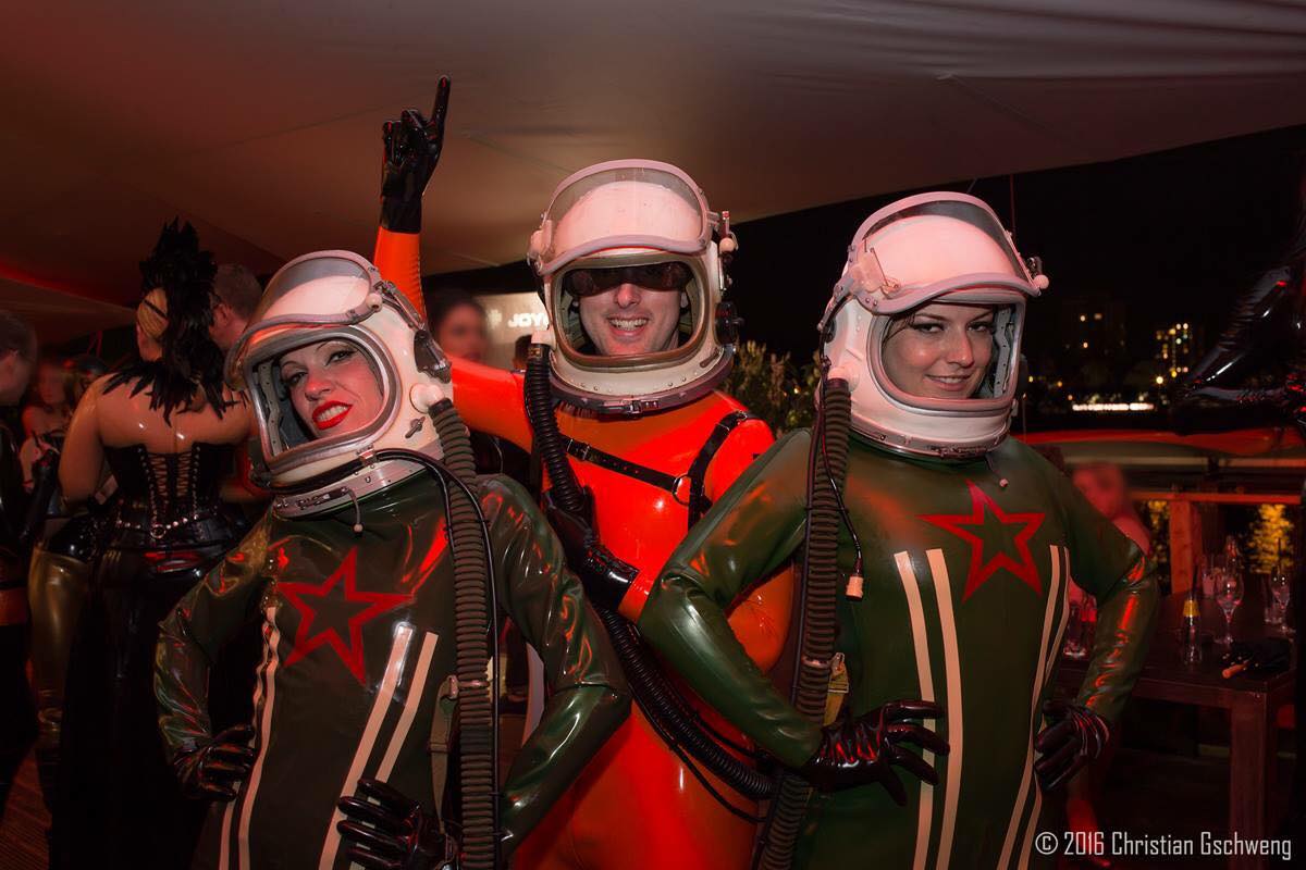 Me together with the lovely @luby_wayne and La Poupette <a href="/GermanFetBall/">German Fetish Ball</a>. What a night! <3 Photo by Christian Gschweng